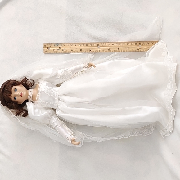 Vintage porcelain doll in wedding gown and veil. Approximately 17". - Picture 8 of 13
